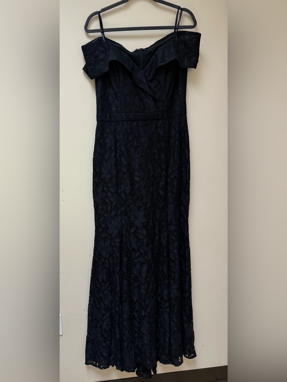 Aqua  Dresses Elegant Black Lace Off-Shoulder Evening Dress 🔷
